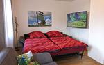 Couch bietet sich auch als Schlafsofa an - Ferienhaus Familien-Idyll Bibertalblick - Top-Hundeurlaub
