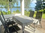 Terrasse mit Gartenmöbeln am Schwedenhaus am Ullvettern - Schwedenhaus am See - Top-Hundeurlaub