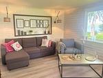 Wohnzimmer mit Kamin im Schwedenhaus am Ullvettern - Schwedenhaus am See - Top-Hundeurlaub