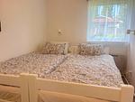 Helles Schlafzimmer mit Einzelbetten im Schwedenhaus am Ullvettern - Schwedenhaus am See - Top-Hundeurlaub