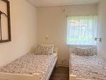 Schlafzimmer mit zwei Einzelbetten im Schwedenhaus am Ullvettern - Schwedenhaus am See - Top-Hundeurlaub
