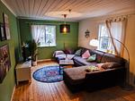 Gemütliches Wohnzimmer der Villa Clara in Småland mit Sofa und Kamin – Ferienhaus nahe Blankaholm und der Ostsee - Villa Clara - Top-Hundeurlaub