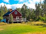 Hauptansicht der Villa Clara in Småland – rotes Schwedenhaus auf weitläufigem Naturgrundstück nahe Blankaholm - Villa Clara - Top-Hundeurlaub