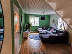 Heller Wohnbereich der Villa Clara in Småland mit Sofa und Fenstern zum Garten – gemütlicher Rückzugsort nahe Blankaholm - Villa Clara - Top-Hundeurlaub