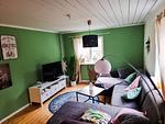 Wohnzimmer der Villa Clara mit grüner Wandgestaltung und Sitzbereich – Ferienhaus in Småland nahe der Ostsee - Villa Clara - Top-Hundeurlaub