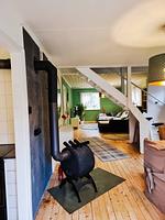 Wohnraum der Villa Clara mit Sofa und offener Raumgestaltung – gemütliches Ferienhaus bei Blankaholm in Småland - Villa Clara - Top-Hundeurlaub