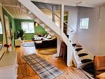 Großer Wohnbereich der Villa Clara in Småland mit Treppe und Sitzbereich – ideal für entspannten Schwedenurlaub - Villa Clara - Top-Hundeurlaub