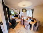 Helles Wohnzimmer der Villa Clara mit Sofa und Esstisch – gemütlicher Wohnbereich im Ferienhaus in Småland nahe Blankaho - Villa Clara - Top-Hundeurlaub