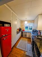 Küchenbereich der Villa Clara mit rotem Retro-Kühlschrank – stilvolle Küche im Ferienhaus nahe Blankaholm in Småland - Villa Clara - Top-Hundeurlaub