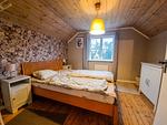 Schlafzimmer mit Holzdecke in der Villa Clara in Småland – gemütlicher Schlafraum im Ferienhaus nahe Blankaholm - Villa Clara - Top-Hundeurlaub
