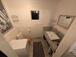 Badezimmer der Villa Clara mit moderner Dusche und Fliesen – Ferienhaus nahe Blankaholm in Småland - Villa Clara - Top-Hundeurlaub