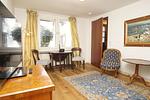 Wohnzimmer - Haus Cottage Garden: Gartenblick - Top-Hundeurlaub