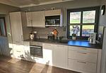 Neue, moderne Küchenzeile mit offenen Wohnbereich - Ferienhaus Kammblick - Top-Hundeurlaub