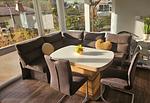 Gemütliche Sitzecke mit höhenverstellbarem Tisch - Ferienhaus Kammblick - Top-Hundeurlaub