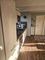 Blick vom kompakten Flur über die Küche in Richtung Schlafzimmer - Ferienhaus Kammblick - Top-Hundeurlaub
