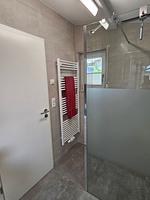 Top modernes Badezimmer mit Dusche, WC und Waschmaschine - Ferienhaus Kammblick - Top-Hundeurlaub