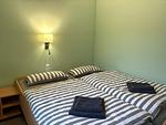 Schlafzimmer mit Doppelbett und Blick ins Grüne hinter dem Haus - Ferienhaus Kammblick - Top-Hundeurlaub