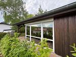 Front des Ferienhauses mit verspiegelter Fensterfront - Ferienhaus Kammblick - Top-Hundeurlaub