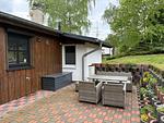 Große Terrasse mit Grill und gemütlicher Sitzecke für schöne Sommertage - Ferienhaus Kammblick - Top-Hundeurlaub
