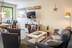 Wohnzimmer mit Schlafcouch und Fernseher - Wohnung 04 - Top-Hundeurlaub