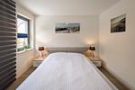 Schlafzimmer mit Doppelbett und Kleiderschrank - Wohnung 04 - Top-Hundeurlaub