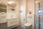 Badezimmer mit WC und Waschbecken - Wohnung 04 - Top-Hundeurlaub