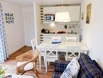 Küche und Esstisch in der Ferienwohnung Hopelfask in Süddorf auf Amrum - Ferienwohnung *Hopelfask* - Top-Hundeurlaub