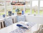 Wohnzimmer mit Gartenblick in der Ferienwohnun Brombelbei in Süddorf auf Amrum - Ferienwohnung *Brombelbei* - Top-Hundeurlaub