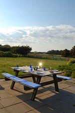 Gartentisch am Ferienhaus Sanskiin in Süddorf auf Amrum - Ferienwohnung *Goodshenk* - Top-Hundeurlaub