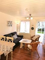 Essplatz und Sofa in der Ferienwohnung Fiiwfut in Süddorf auf Amrum - Ferienwohnung *Fiiwfut* - Top-Hundeurlaub