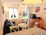 Essplatz und Wohnzimmer in der Ferienwohnung Fiiwfut in Süddorf auf Amrum - Ferienwohnung *Fiiwfut* - Top-Hundeurlaub