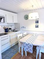 Küche und Esstisch in der Ferienwohnung Fiiwfut in Süddorf auf Amrum - Ferienwohnung *Fiiwfut* - Top-Hundeurlaub