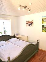 Schlafzimmer mit Doppelbett in der Ferienwohnung Fiiwfut in Süddorf auf Amrum - Ferienwohnung *Fiiwfut* - Top-Hundeurlaub