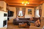Gemütlicher Wohnbereich mit Kamin - Waldhirsch - Feriendorf Via Claudia Haus 90 - Top-Hundeurlaub