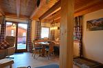 Blick in den offenen Wohnraum - Waldhirsch - Feriendorf Via Claudia Haus 90 - Top-Hundeurlaub