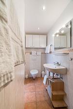Das Badezimmer verfügt über eine Dusche. - Ferienwohnung Clematis - Top-Hundeurlaub