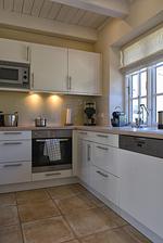 Die Küche ist großzügig ausgestattet. Hier stehen Ihnen z.B. eine Filterkaffee- sowie Kapselmaschine zur Verfügung. - Jettes Hus - Top-Hundeurlaub