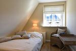 Das zweite Schlafzimmer im OG. Dieses Bett ist 1,40 m breit und kann ebenfalls als Doppelbett verwendet werden. - Jettes Hus - Top-Hundeurlaub