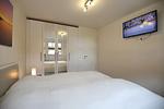 1. Schlafzimmer mit Doppelbett, TV  und Kleiderschrank - Reethaus 18a - Top-Hundeurlaub