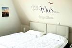 2. Schlafzimmer mit Doppelbett - Reethaus 18a - Top-Hundeurlaub