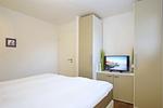 2. Schlafzimmer mit Doppelbett, TV und Kleiderschrank - Reethaus 18a - Top-Hundeurlaub
