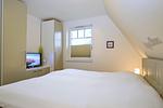 2. Schlafzimmer mit TV - Reethaus 18a - Top-Hundeurlaub