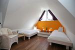 3. Schlafzimmer mit Einzelbetten im Dachgeschoss - Reethaus 18a - Top-Hundeurlaub