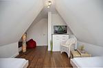 3. Schlafzimmer mit TV - Reethaus 18a - Top-Hundeurlaub