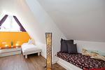 3. Schlafzimmer mit Relaxecke - Reethaus 18a - Top-Hundeurlaub