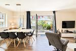 Wohnbereich mit Blick zur Terrasse - Reethaus 18a - Top-Hundeurlaub