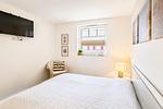1. Schlafzimmer mit TV - Reethaus 18a - Top-Hundeurlaub