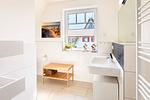 2. Badezimmer mit Waschbecken und WC - Reethaus 18a - Top-Hundeurlaub