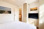 2. Schlafzimmer mit TV - Reethaus 18a - Top-Hundeurlaub