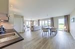 Ferienwohnung Strandleben Ostseebad Wustrow ZweiWasser Alte Seefahrtschule Helles Wohnzimmer mit bodentiefen Fenstern - Strandleben - Top-Hundeurlaub